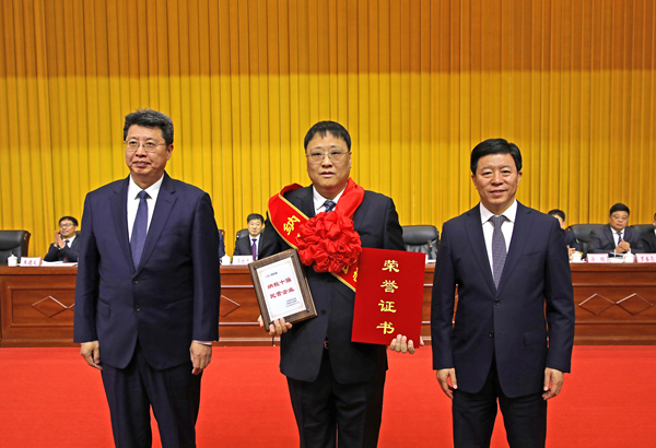 张新民营企业会上接受表彰_副本.jpg